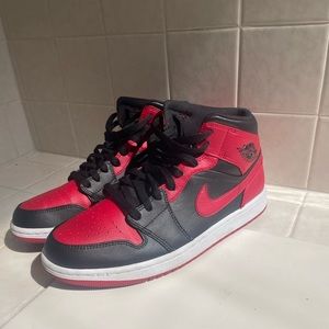 Jordan 1 mid Banned